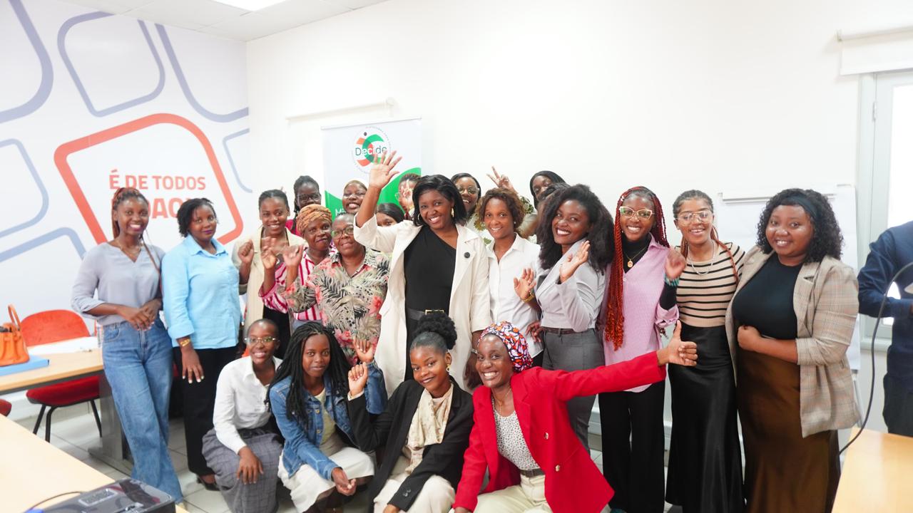 TREINAMENTO PARA MULHERES ACTIVISTAS SOBRE LIDERANÇA FEMININA